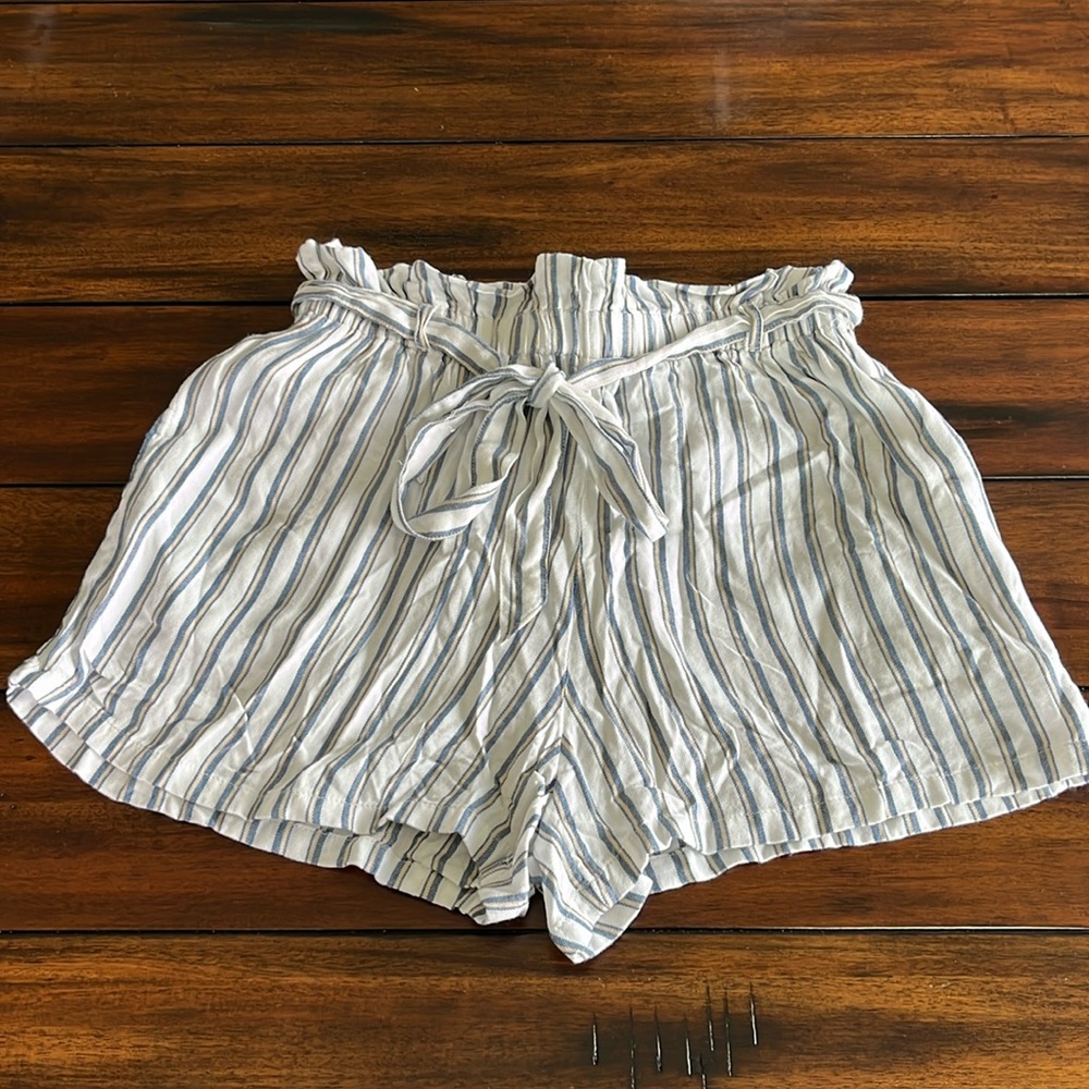 hollister ultra high rise dress shorts with fabric belt size small
